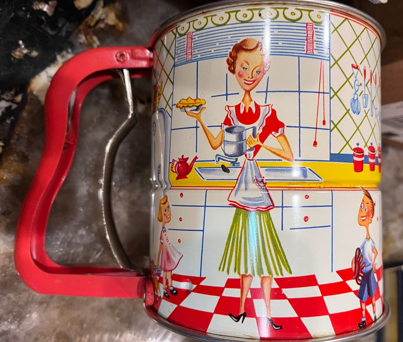 Vintage Androck Hand-i-Sift 3 Screen Flour Sifter 1950s Kitchen Scene Tin Red Vintage Androck Hand-i-Sift 3 Screen Flour Sifter 1950s Kitchen Scene Tin Red