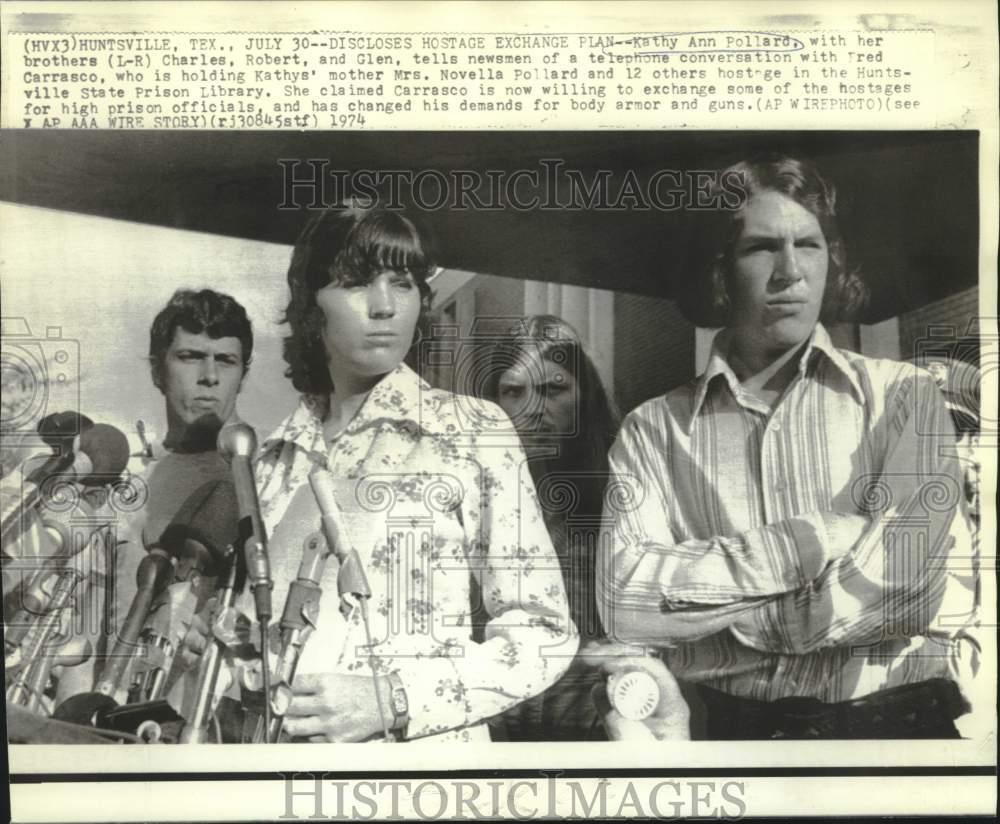 1974 Press Photo Prison Hostage Novella Pollard's Children at Huntsville, Texas 1974 Press Photo Prison Hostage Novella Pollard's Children at Huntsville, Texas