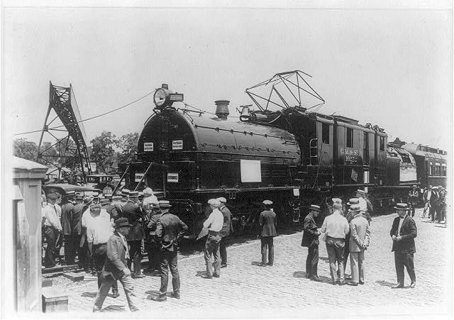 Photo:[The largest electric locomotive in the world on exhibition]