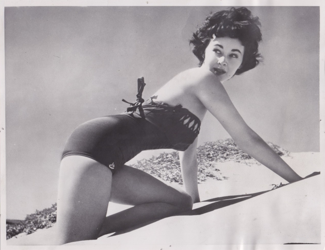 1954 Press Photo Pin-up Actress Marla English Models Bathing Suit at the Beach