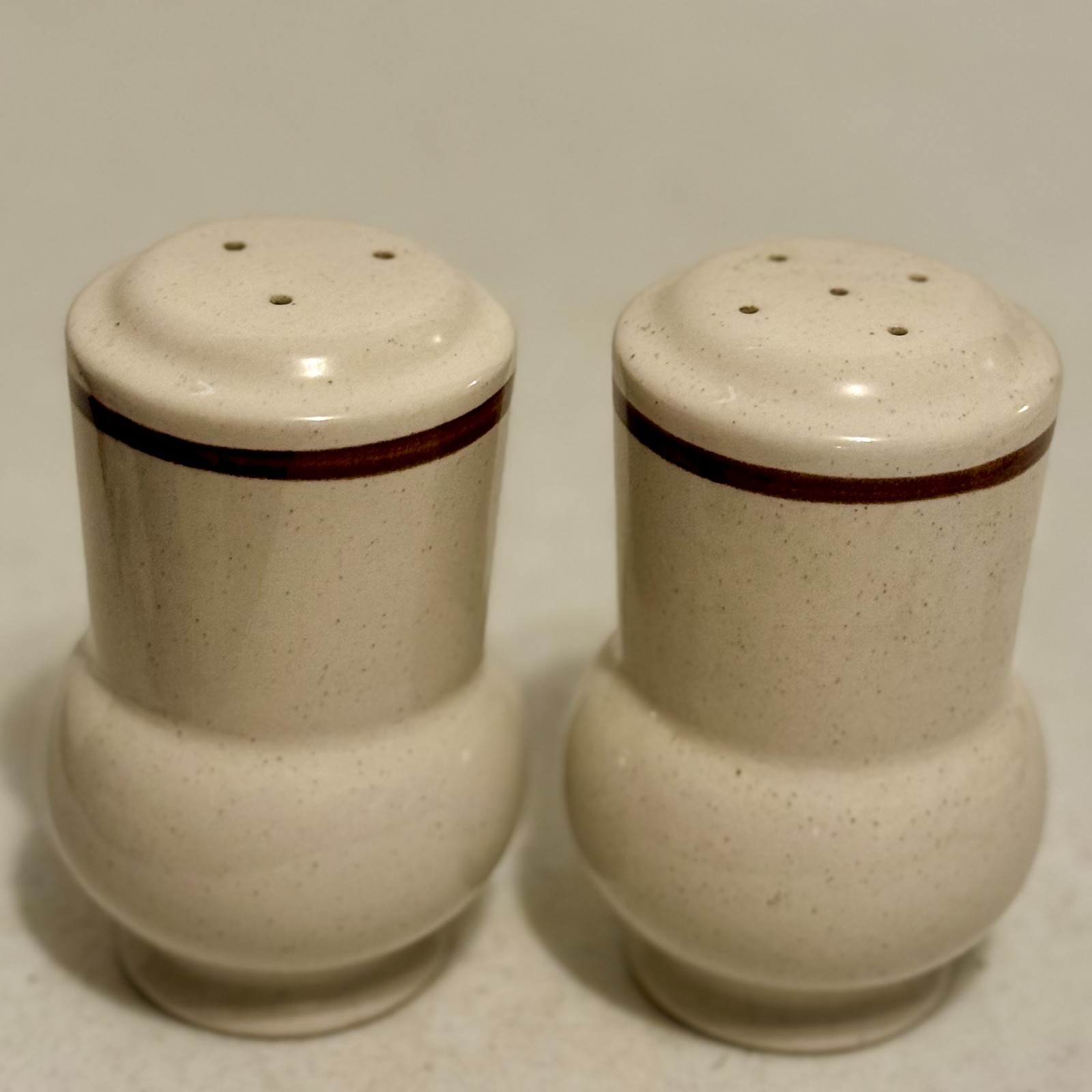 Hearthside Floral Expressions Salt & Pepper Shakers Beige Tan Cognac Rim JAPAN Hearthside Floral Expressions Salt & Pepper Shakers Beige Tan Cognac Rim JAPAN