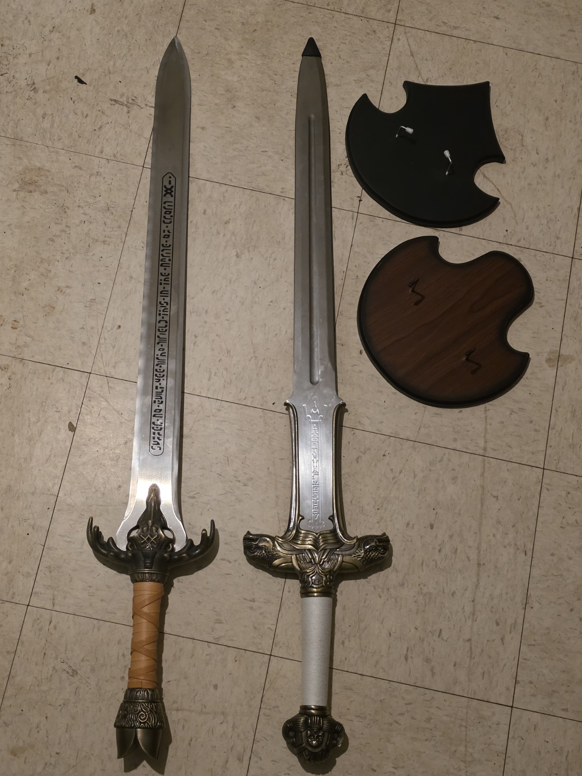 ***CONAN THE BARBARIAN SWORD 2 LOT wall Hangers ***CONAN THE BARBARIAN SWORD 2 LOT wall Hangers