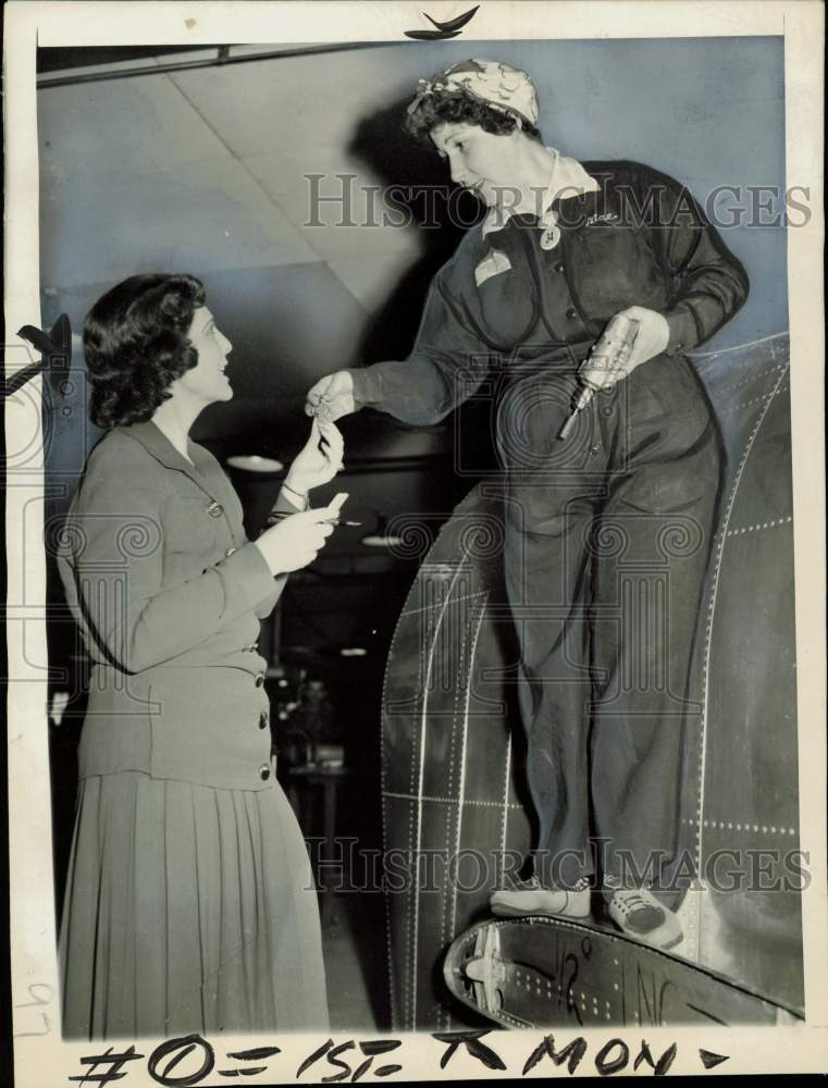 1943 Press Photo Aircraft plant worker Ethelmae Woodbury gives keys to Counselor
