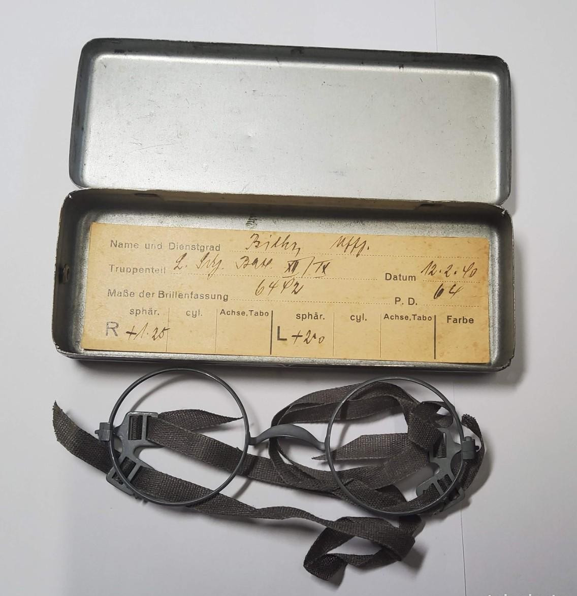 Vintage WW2 German Dienst-Brille Eyeglasses Spectacles Metal Case Era 1940 Vintage WW2 German Dienst-Brille Eyeglasses Spectacles Metal Case Era 1940
