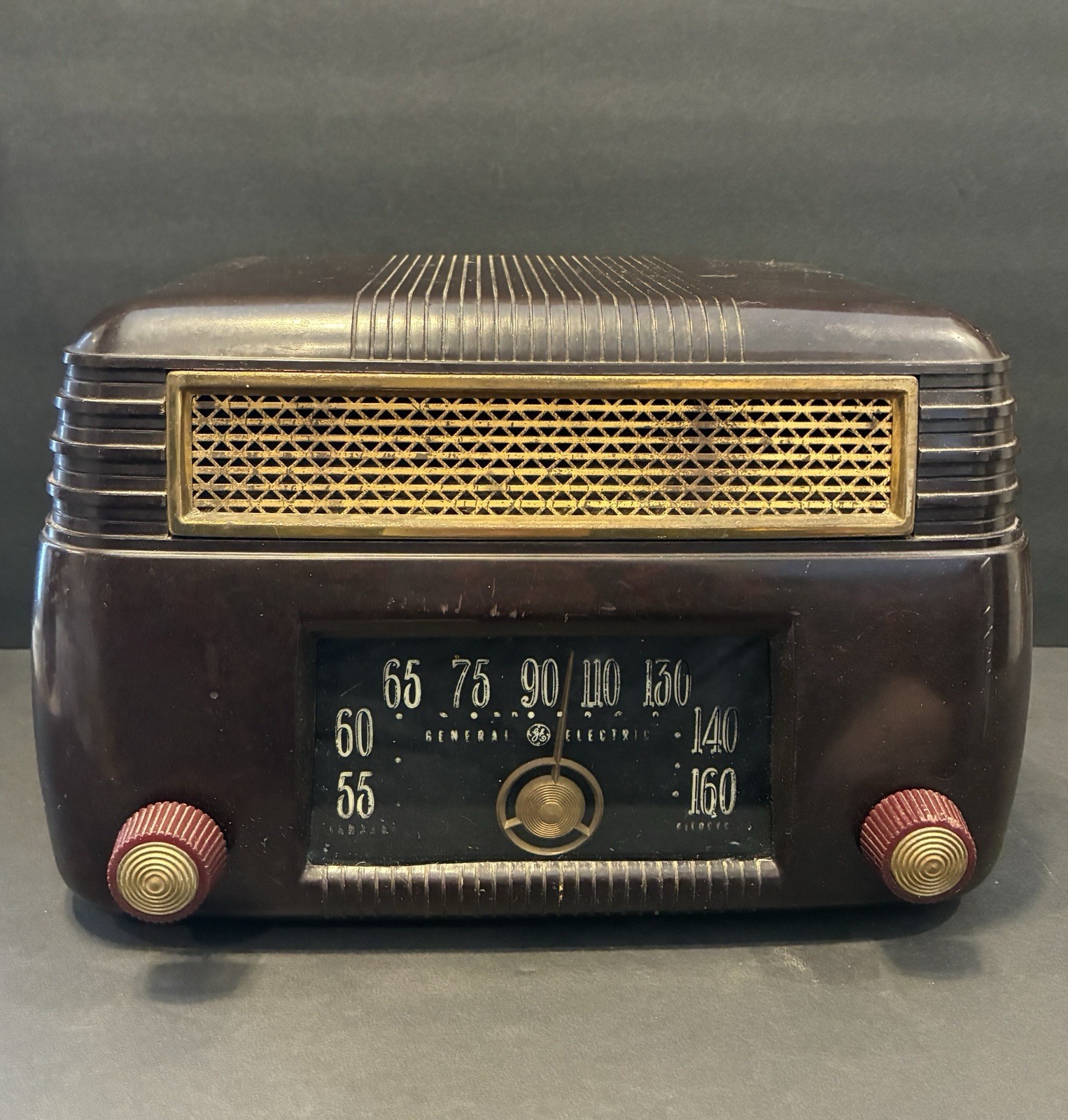 Vintage 1946 General Electric Tabletop Brown Bakelite AM Tube Radio Model #202 Vintage 1946 General Electric Tabletop Brown Bakelite AM Tube Radio Model #202