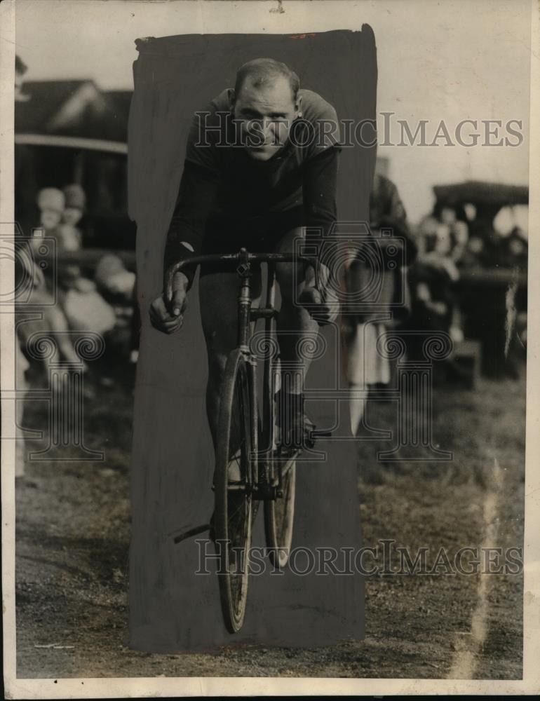 1926 Press Photo Amateur cyclist Stanley Wesalowski at Gaelic Games in Chicago 1926 Press Photo Amateur cyclist Stanley Wesalowski at Gaelic Games in Chicago