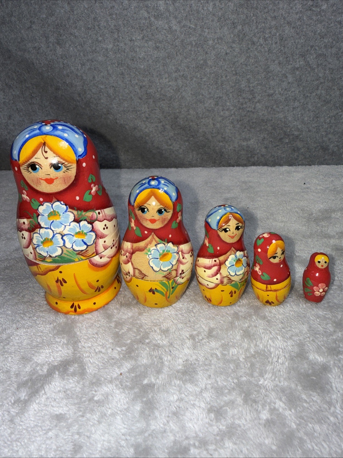 5 Piece Hand painted wood Russian Matryoshka Nesting Doll