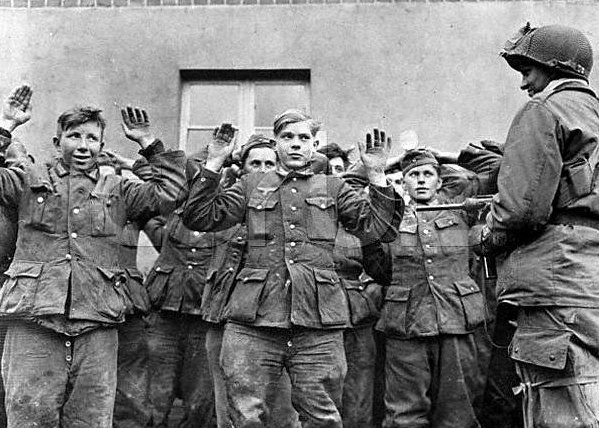 American Soldier with German Prisoners POW 5