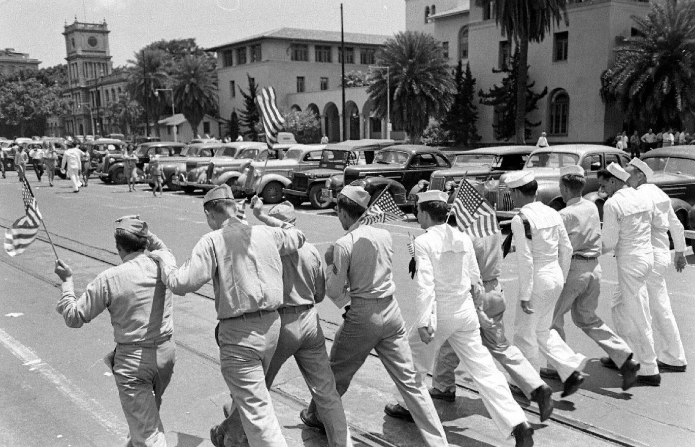 WW2  Photo WWII  VJ Day lolani Palace Honolulu  Hawaii  World War Two / 1590
