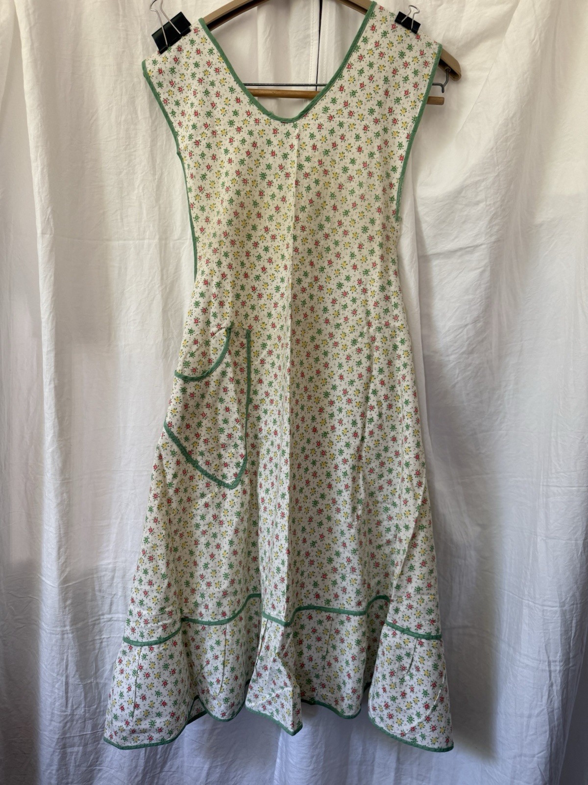 Vintage Full Apron Pocket Ruffle Floral Green Trim Grannycore Vintage Full Apron Pocket Ruffle Floral Green Trim Grannycore