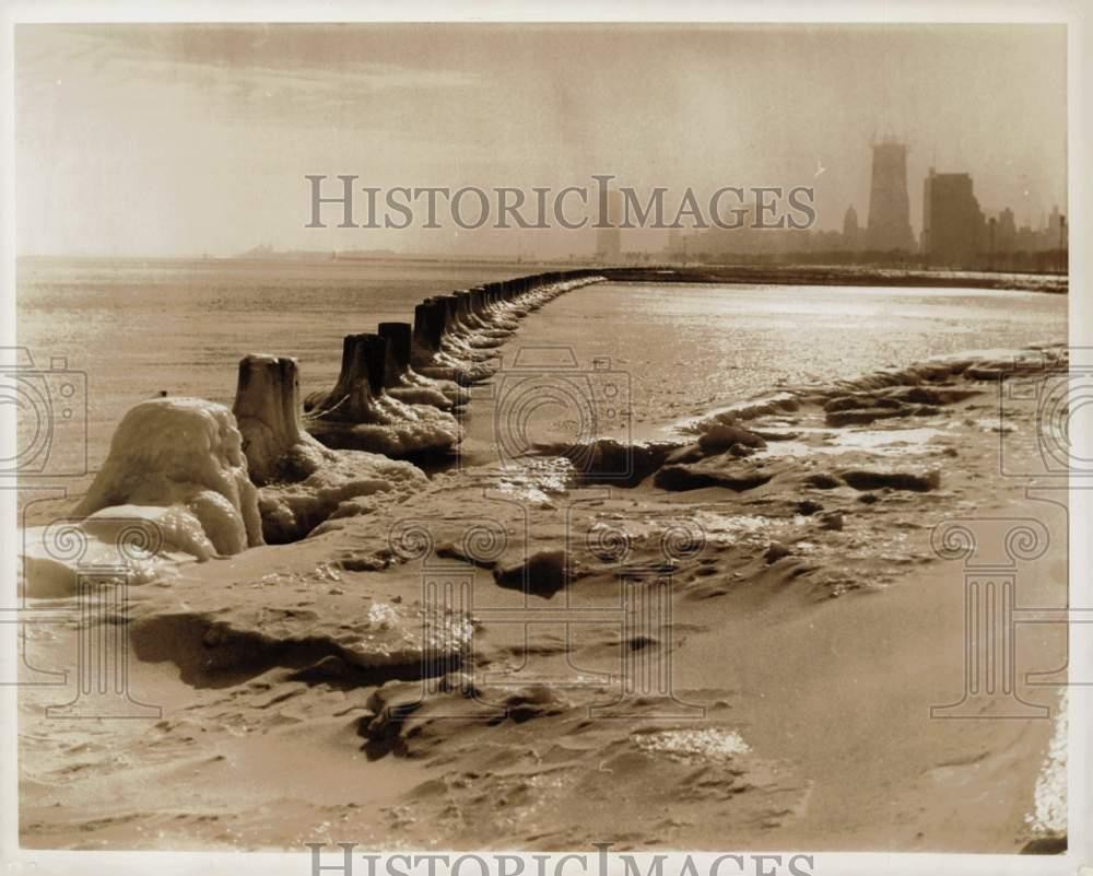 1968 Press Photo Frozen Pilings on Lake Michigan and the Chicago Skyline 1968 Press Photo Frozen Pilings on Lake Michigan and the Chicago Skyline