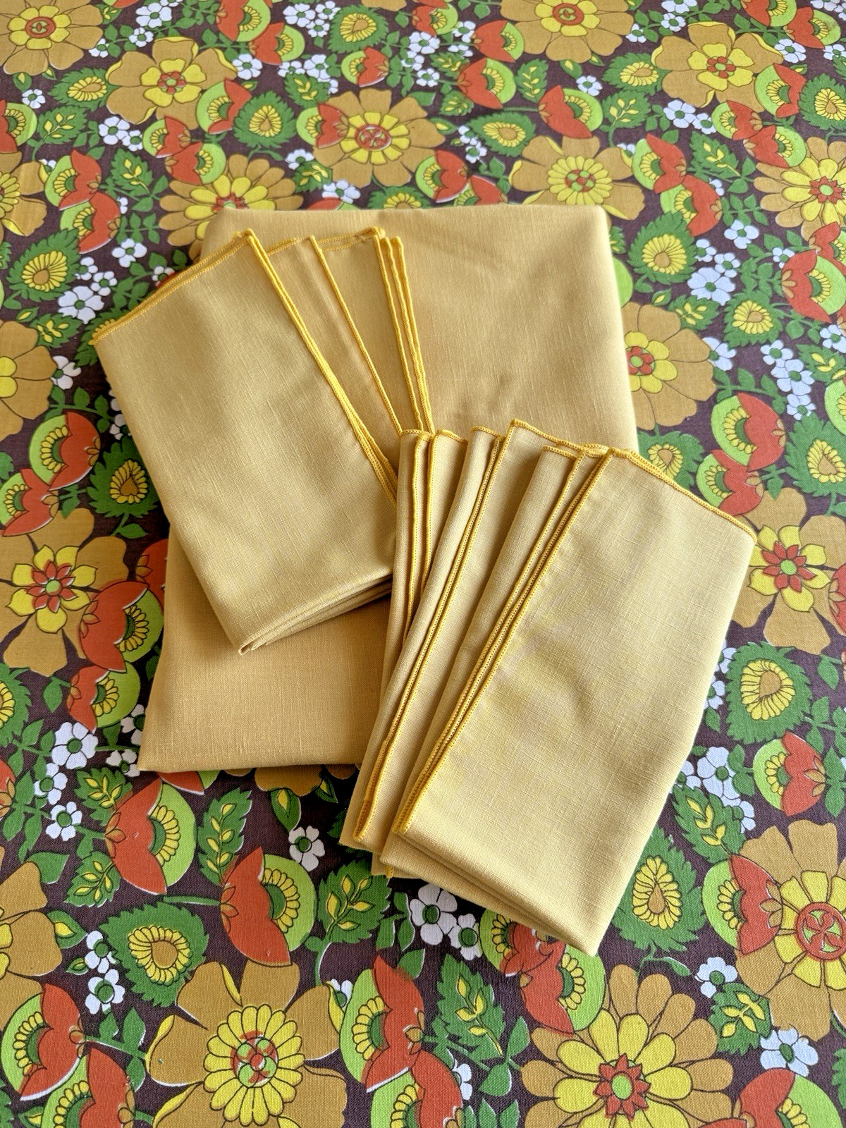 Vintage Yellow Oval Tablecloth And 6 Matching Napkins Vintage Yellow Oval Tablecloth And 6 Matching Napkins