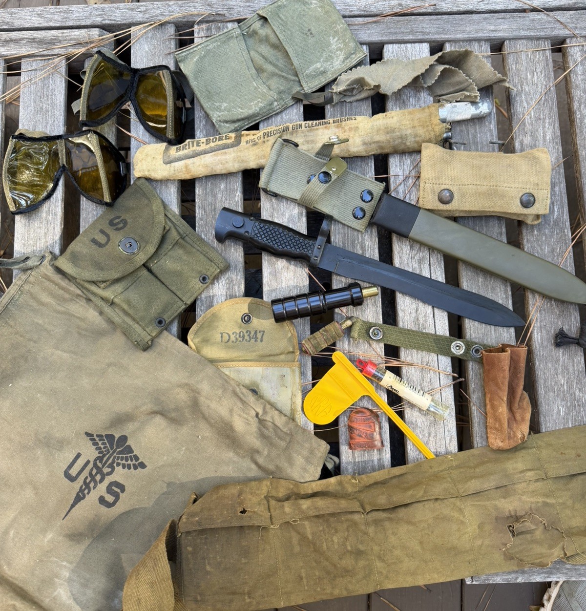 Original Surplus WW2 US med bag, bayonet, goggles, muzzle cover plus more 