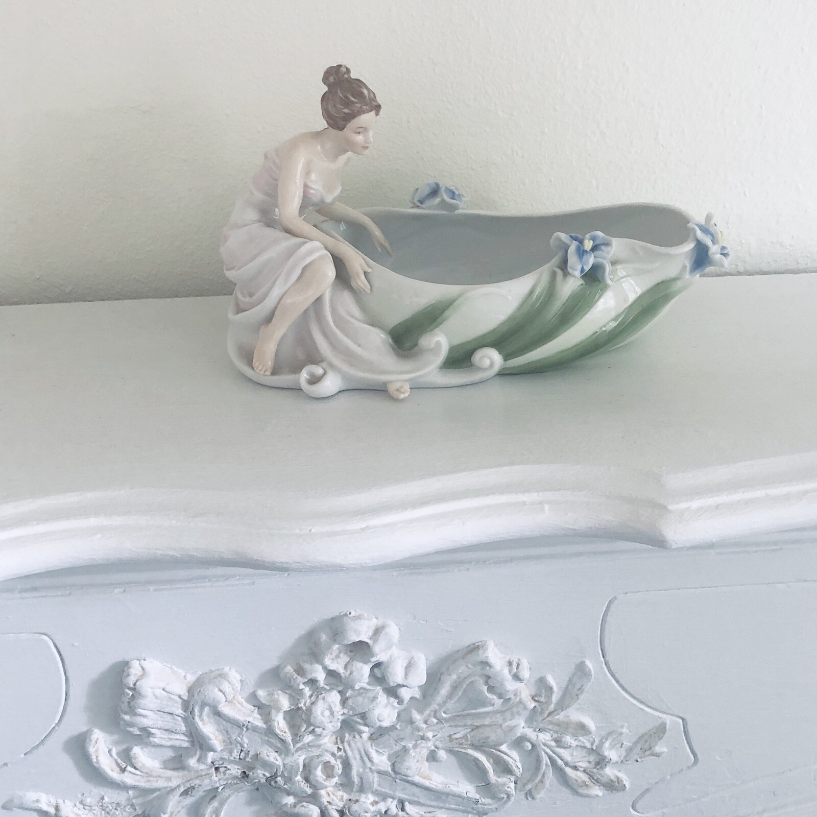 Veronese Design Unicorn Studios Fine Porcelain Victorian Maiden with Irises Bowl Veronese Design Unicorn Studios Fine Porcelain Victorian Maiden with Irises Bowl