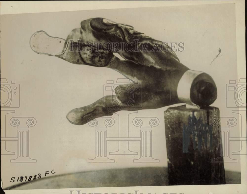 1916 Press Photo Meteor piece on display - kfx48955 1916 Press Photo Meteor piece on display - kfx48955