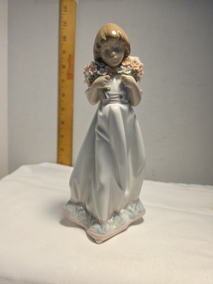 LLADRO SPRING BOUQUETS GIRL PORCELAIN FIGURINE #7603 Retired LLADRO SPRING BOUQUETS GIRL PORCELAIN FIGURINE #7603 Retired