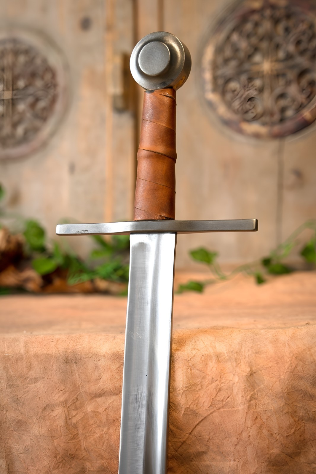 New Medieval Falchion Sword Curved Blade Steel Hunting Sword w/ Leather Sheath New Medieval Falchion Sword Curved Blade Steel Hunting Sword w/ Leather Sheath