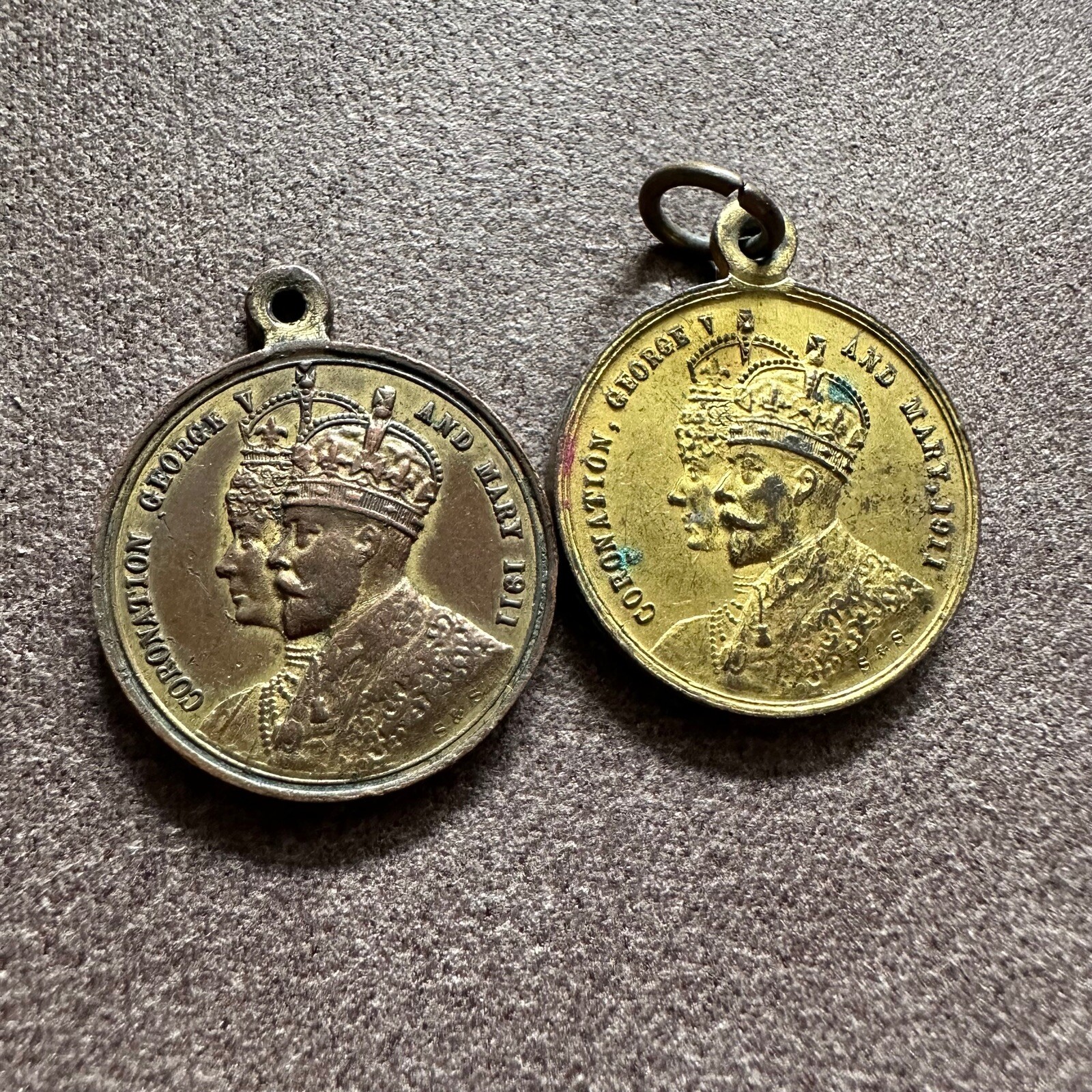 2x VINTAGE JUNE 1911 KING GEORGE V & MARY CORONATION MEDALS MEDALLIONS 