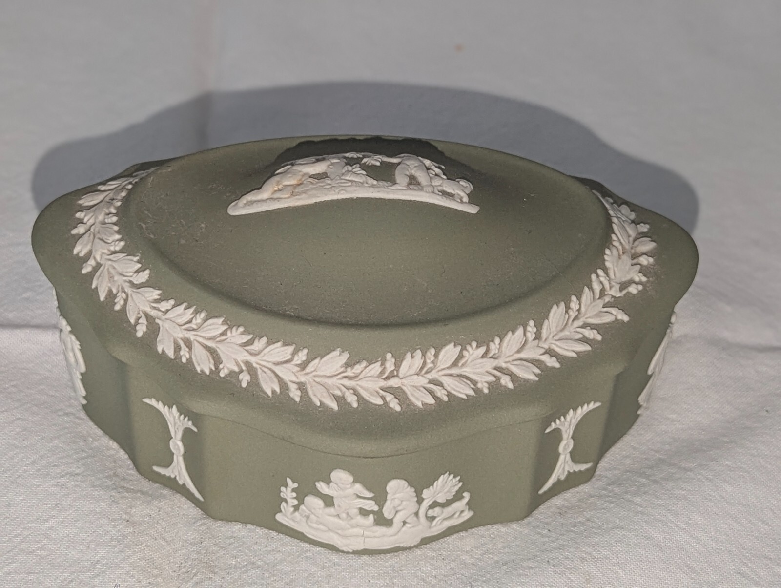 VINTAGE WEDGWOOD ENGLAND JASPERWARE CLASSICAL SCENE GREEN CHERUB TRINKET BOX