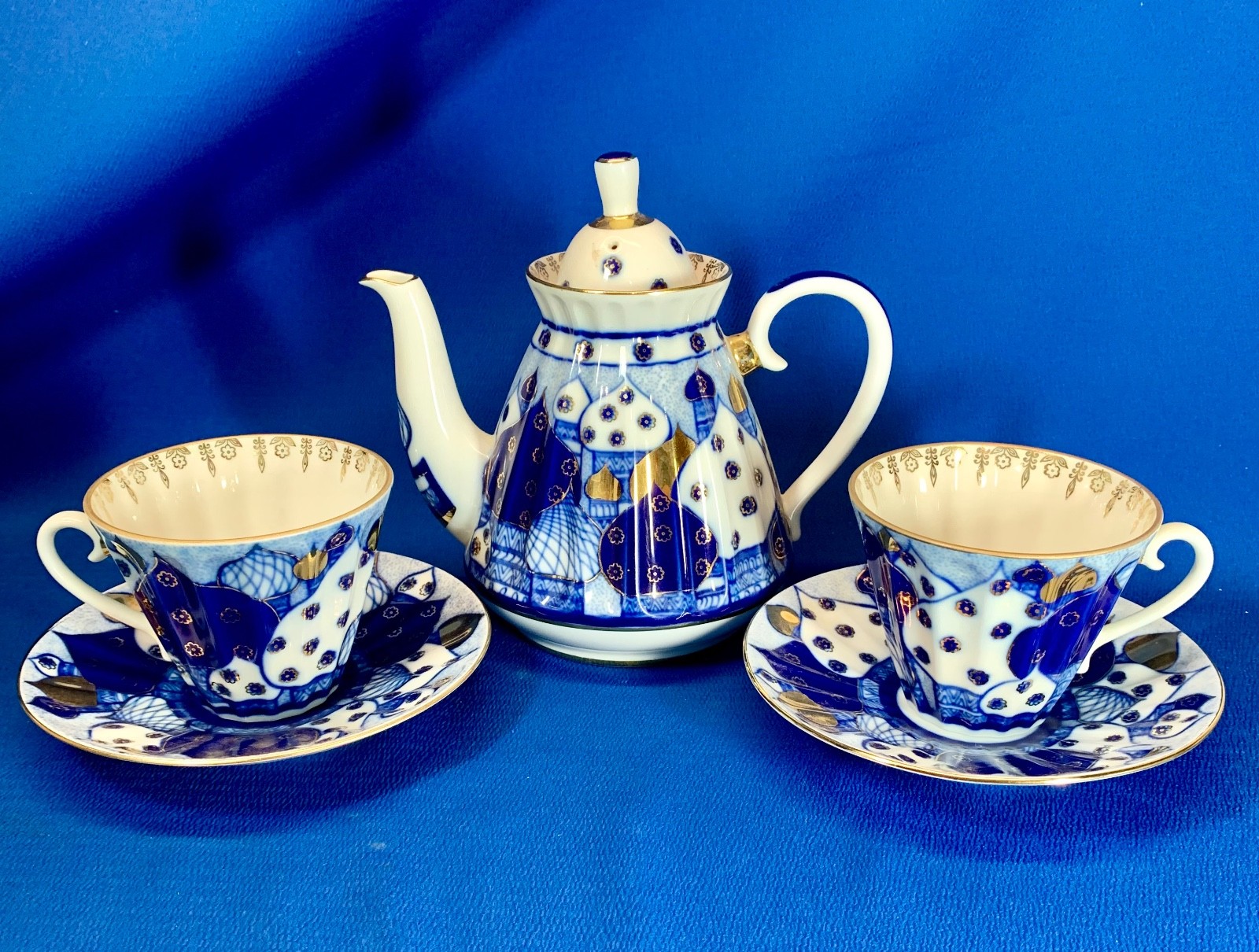 RUSSIAN PORCELAIN TEASET GZHEL STYLE DECORATED TEAPOT & 2 CUPS AND SAUCERS