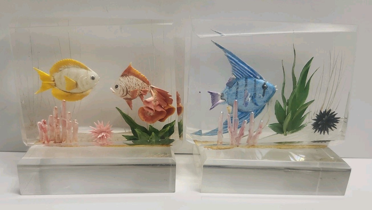 Vintage Bill Wild Signed Reverse Carved Acrylic Lucite Fish Aquarium Set Of 2