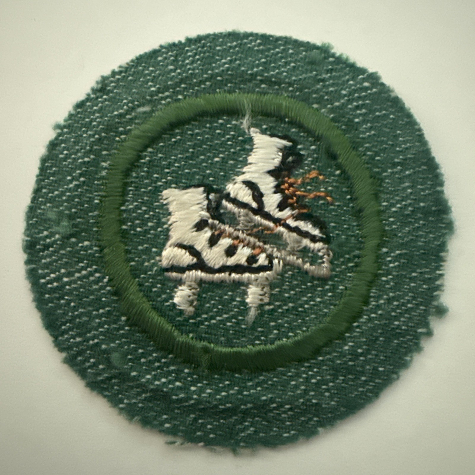 RARE VINTAGE 1948 BMG INTERMEDIATE GIRL SCOUT SKATER BADGE-WHITE THREAD