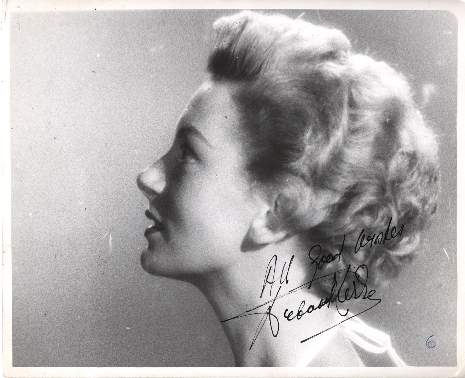 BRITISH FILM ACTRESS DEBORAH KERR, SIGNED VINTAGE STUDIO PHOTO. BRITISH FILM ACTRESS DEBORAH KERR, SIGNED VINTAGE STUDIO PHOTO.