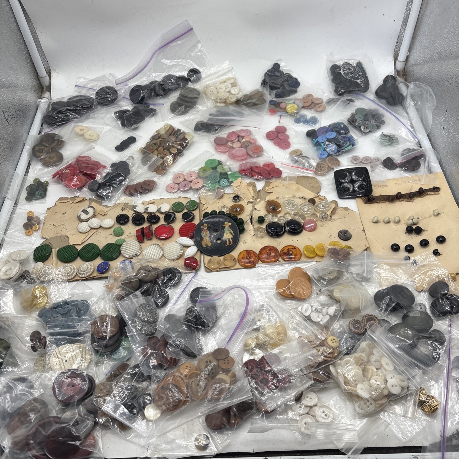 Huge Lot Of Over 700+ Vintage Buttons Celluloid Bakelite Plastic Bone Wood MOP
