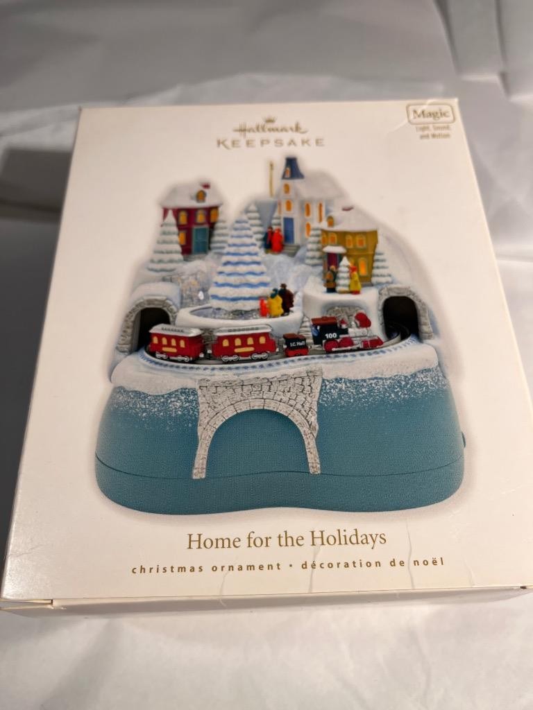 Hallmark Keepsake Ornament 2010 Home for the Holidays Magic Light Sound Motion