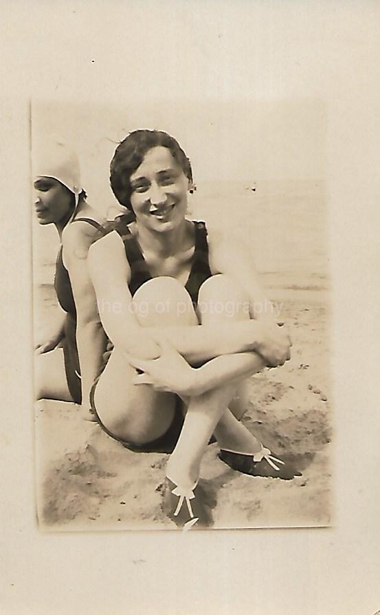 A DAY AT THE BEACH Vintage ANTIQUE FOUND PHOTO Snapshot B+W Original 310 41 J