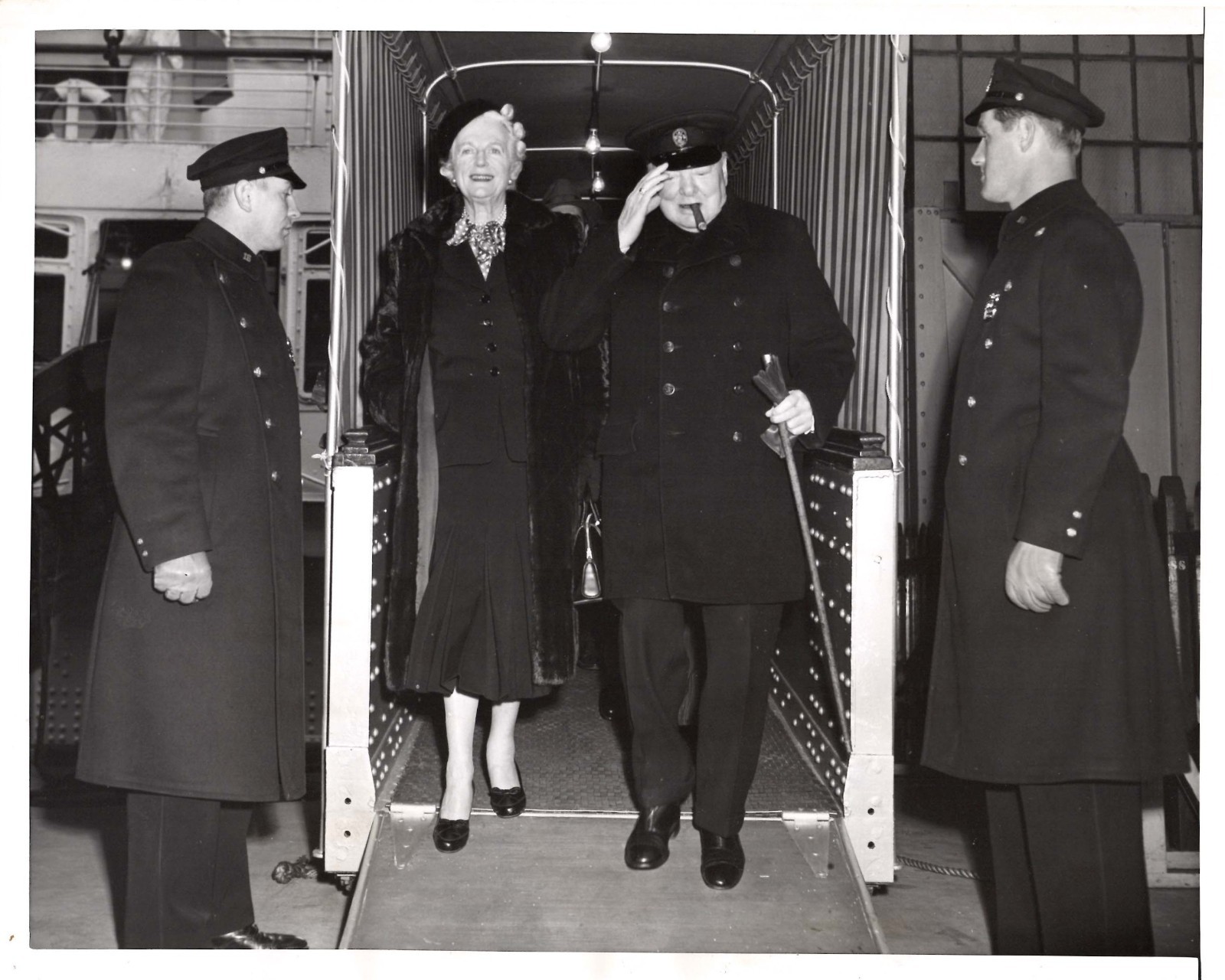 5 Jan 1953 press photo of Winston and Clementine Churchill arriving in New York