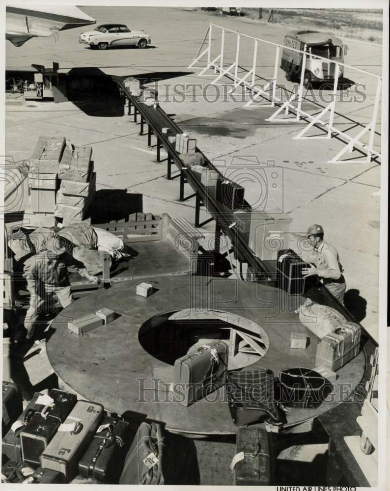 1954 Press Photo United Air Lines in Denver demonstrates use of the Airdock 1954 Press Photo United Air Lines in Denver demonstrates use of the Airdock