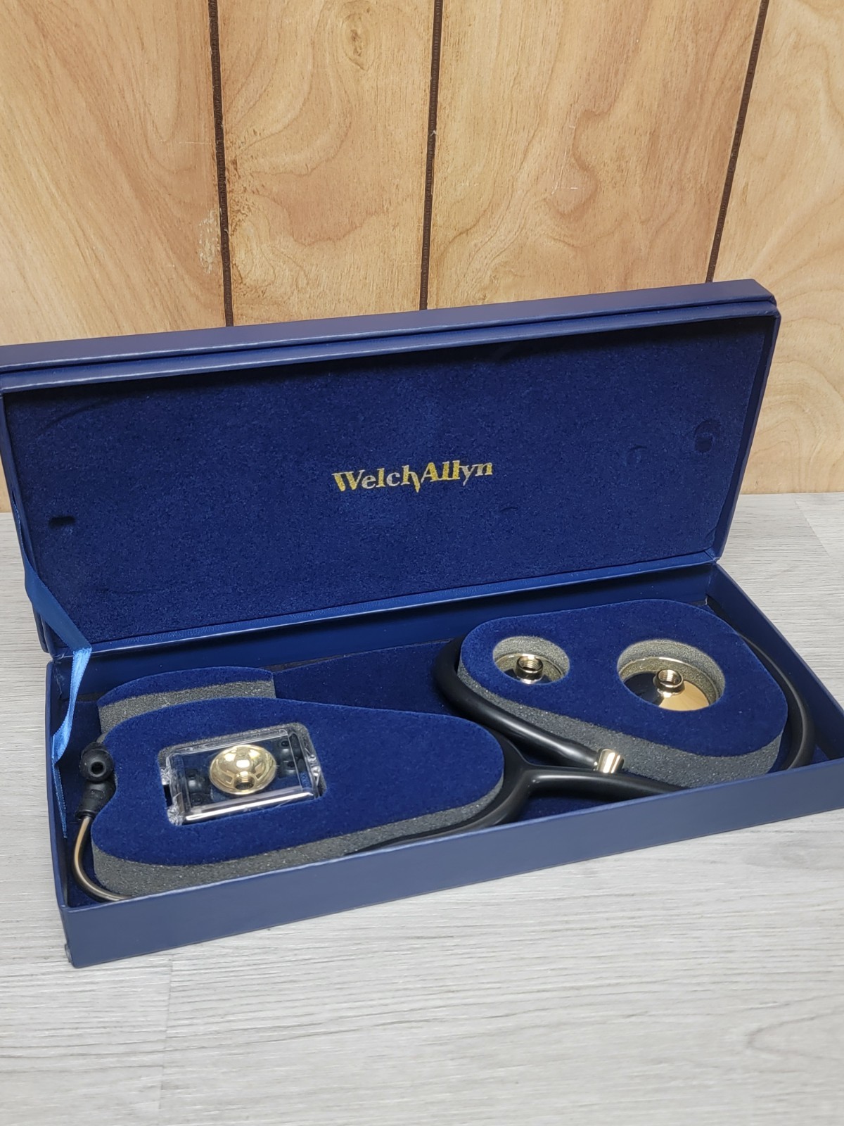 Welch Allyn Medallion Stethoscope 5079-340 Gold Mint in Presentation Box Welch Allyn Medallion Stethoscope 5079-340 Gold Mint in Presentation Box