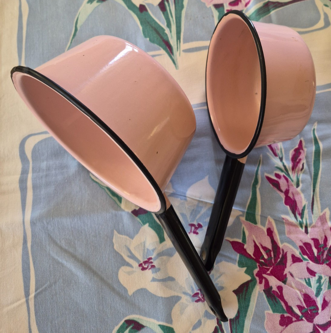Charming Pink & Black Enamelware Sauce Pans Pots Farmhouse Cottage Decor* 2* Charming Pink & Black Enamelware Sauce Pans Pots Farmhouse Cottage Decor* 2*