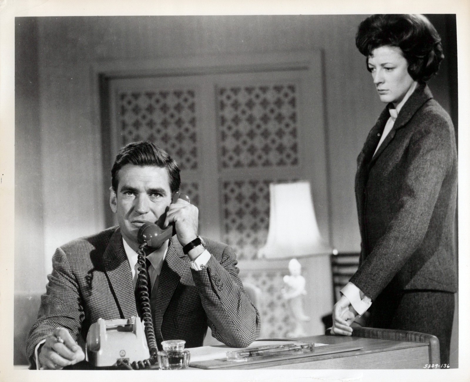 Rod Taylor, Maggie Smith in The V.I.P.s (1963) ❤ Vintage Hollywood Photo 1458K