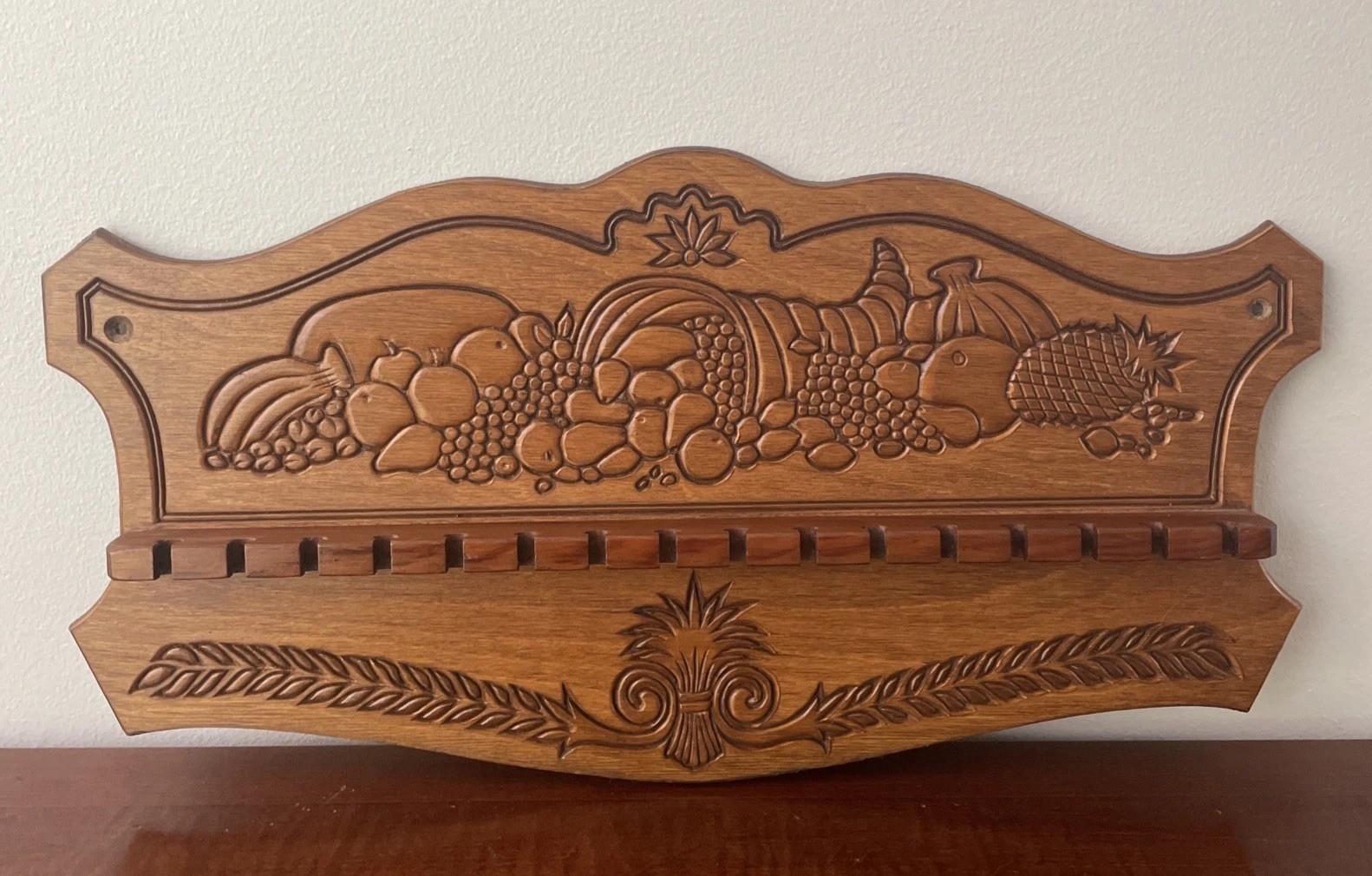 VTG Wooden Spoon Hankie Doily Wall Display Rack, Cornucopia, 16 Slots