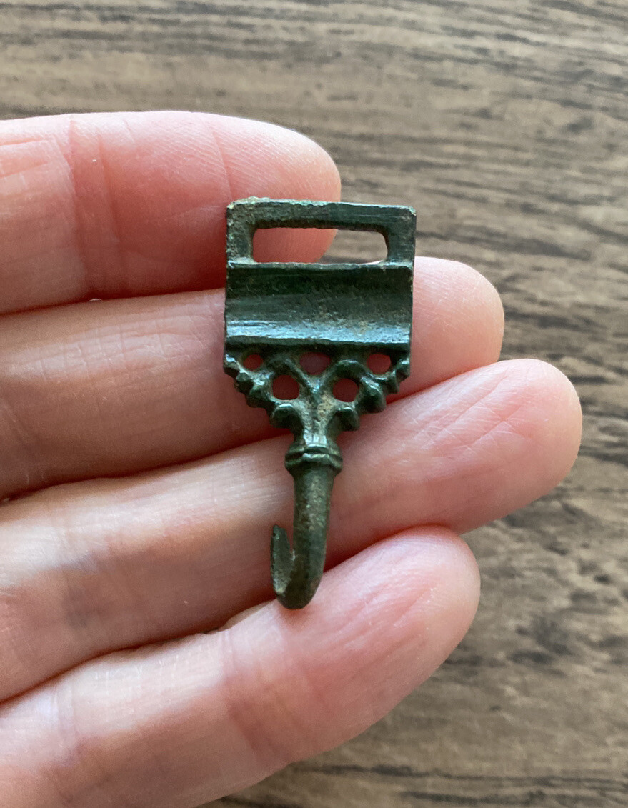 TUDOR PERIOD. 16TH CENTURY. DRESS FASTENER DATING TO THE 1500’S. TUDOR PERIOD. 16TH CENTURY. DRESS FASTENER DATING TO THE 1500’S.