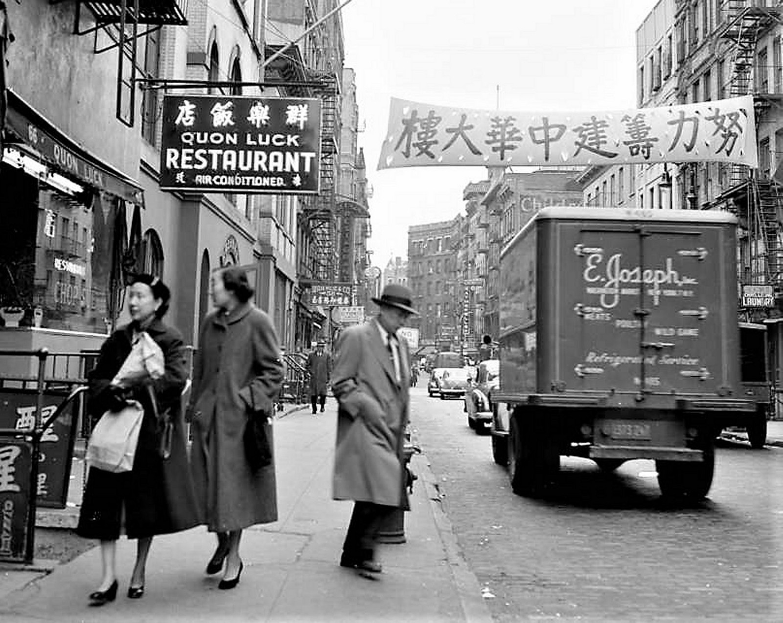 1950s CHINATOWN New York City STREET SCENE Photo  (212-g)