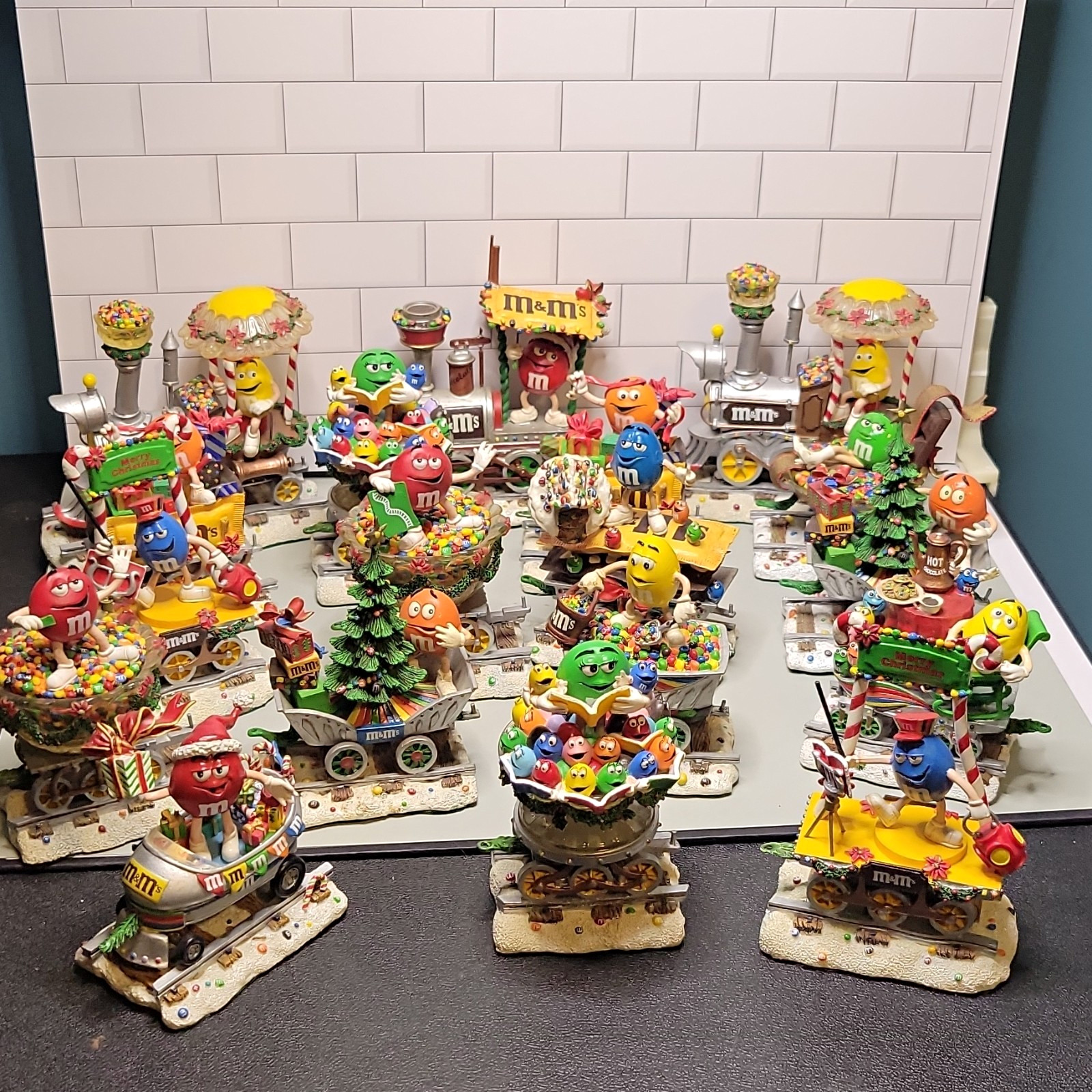 18 Pc M&M’s Christmas Holiday Express Train Set Collection Collectible Cars