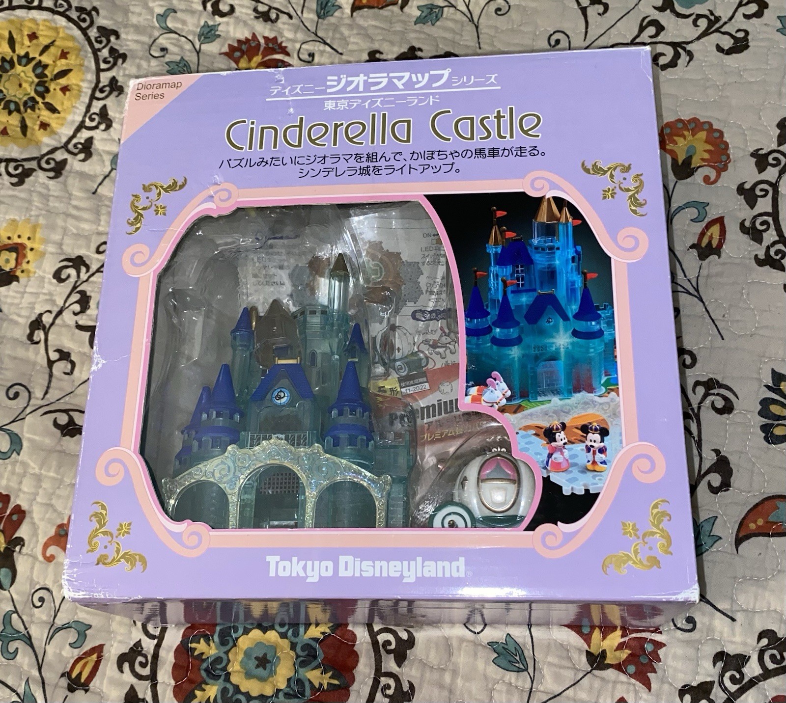 EUC ~ Tokyo Disneyland ~ Cinderella\'s Castle (Mickey & Minnie) ~ Diorama Set