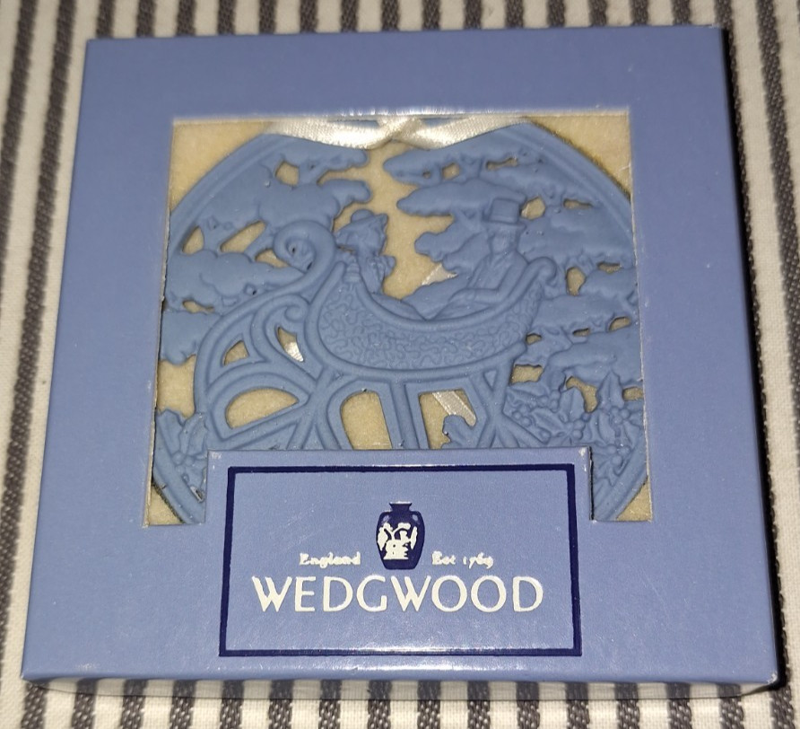 NIB VTG 1990 WEDGWOOD BLUE JASPERWARE SLEIGH RIDE CHRISTMAS SILHOUETTE ORNAMENT