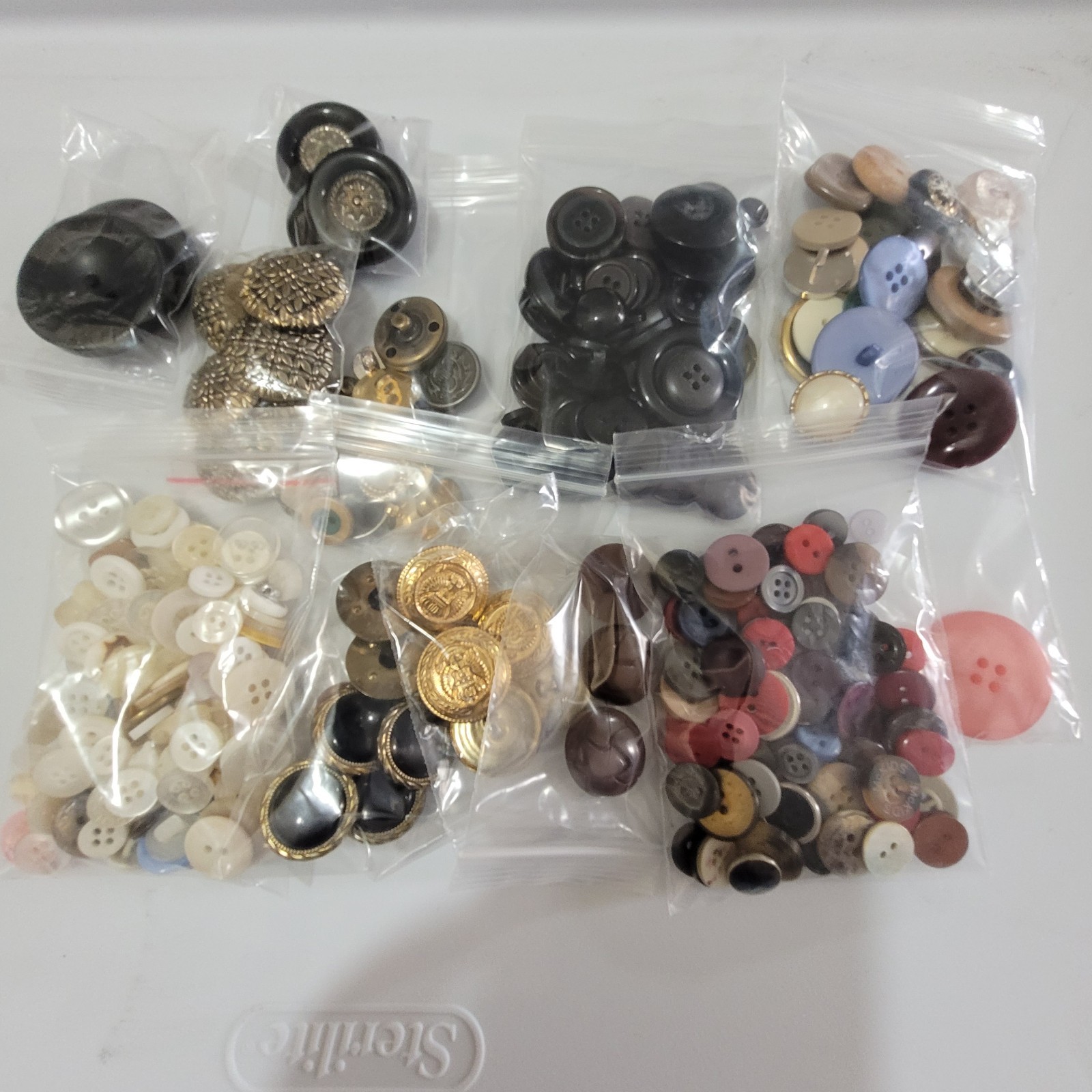 Vintage Bottons Mixed , Mother Pearl, Plastic, Metal, 0. 9 Lb, Hundres Vintage Bottons Mixed , Mother Pearl, Plastic, Metal, 0. 9 Lb, Hundres