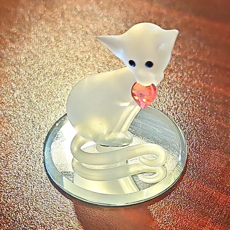 Glass Baron Frosted Glass Cat Figurine w/ Pink Heart on Round Mirrored Base
