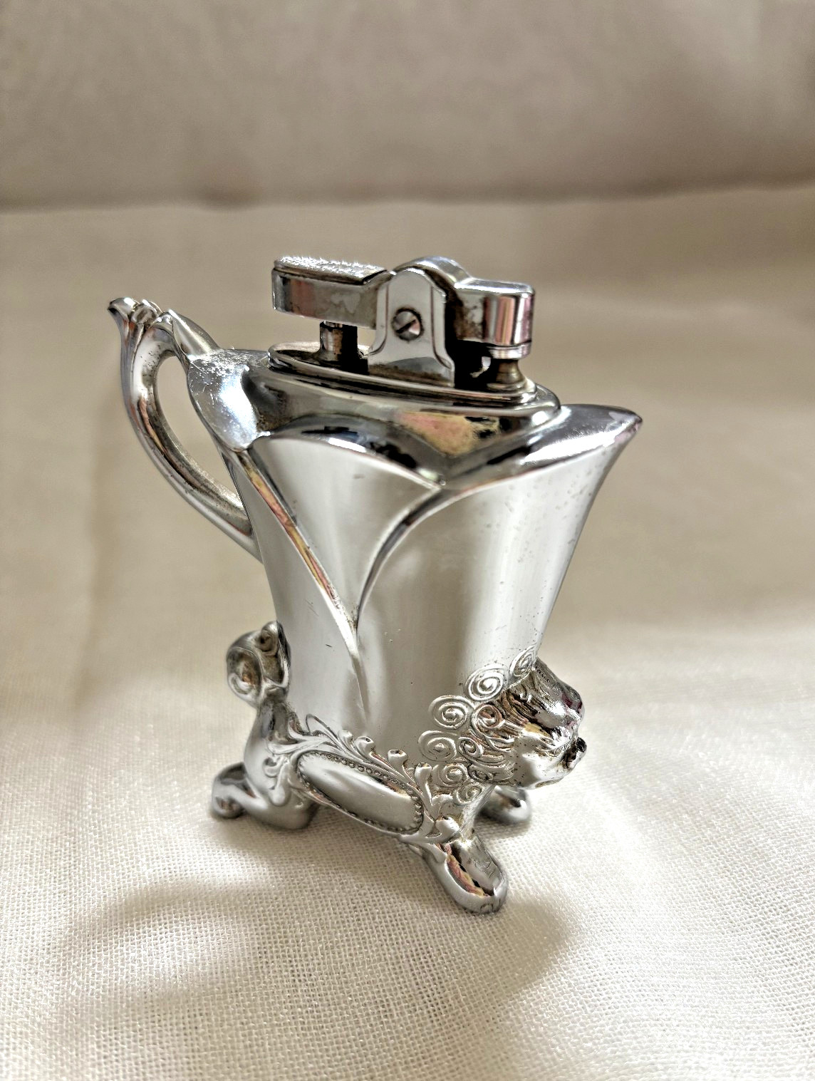 Vintage Mid Century Asian Lion Design Table Lighter Chrome 9.5mH Stamped Japan