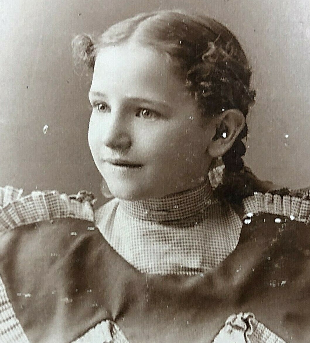 Little Girl Victorian Photo Antique Cabinet Card GREAT DRESS Fashion Ruffle 1890