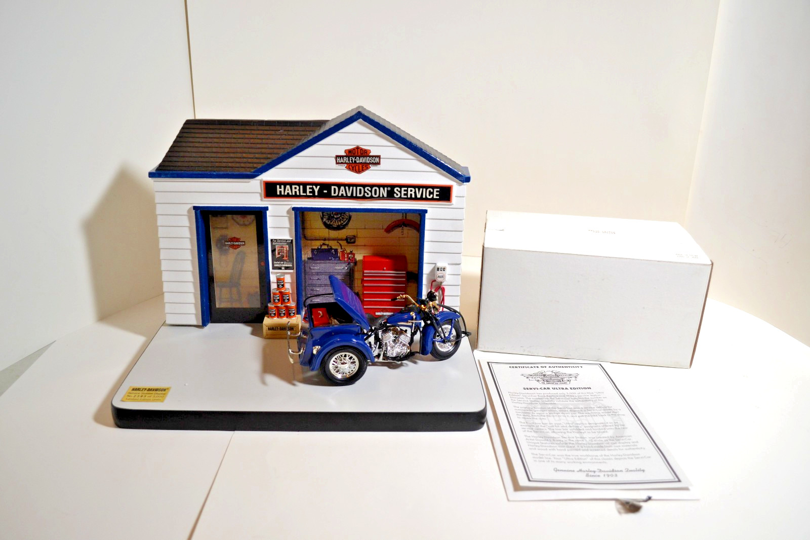 Harley-Davidson Collectible Service Station with Trike Motorcycle 97900-98V New Harley-Davidson Collectible Service Station with Trike Motorcycle 97900-98V New