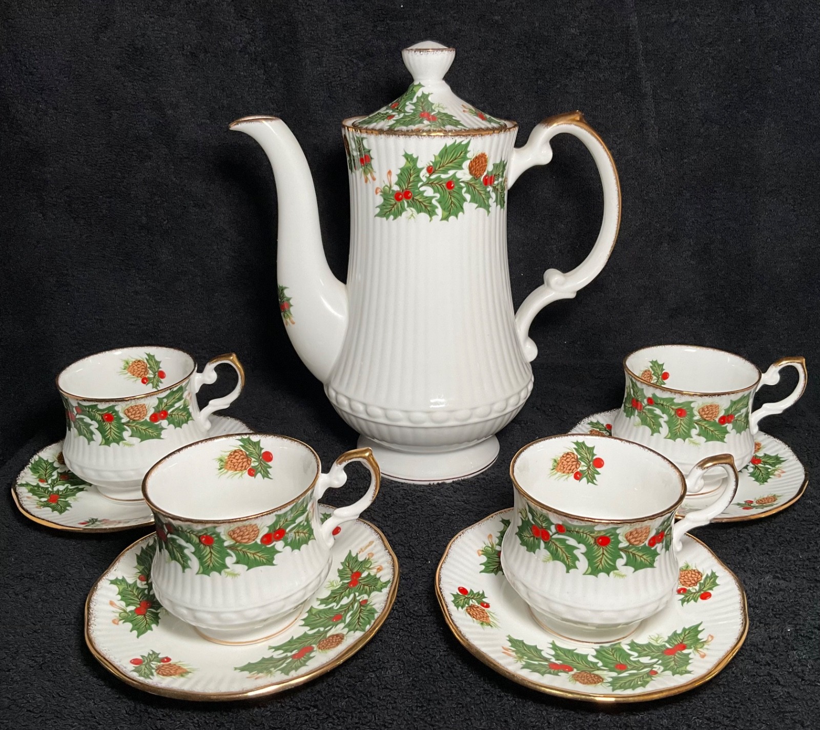 10 piece-Rosina Queens Yuletide Bone China Teapot, Cups & Saucers -Holly Berries 10 piece-Rosina Queens Yuletide Bone China Teapot, Cups & Saucers -Holly Berries