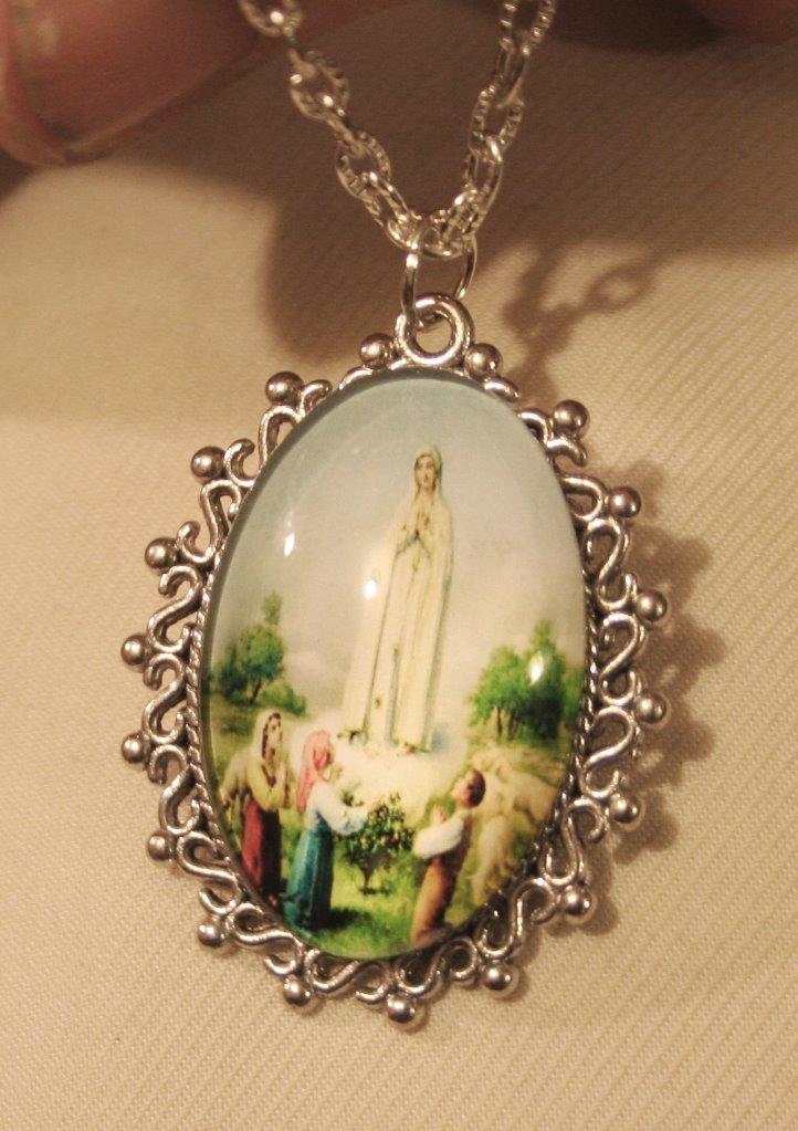 Lovely Lacy Rimmed Silvertone Our Lady of Fatima Cameo Medal Pendant Necklace