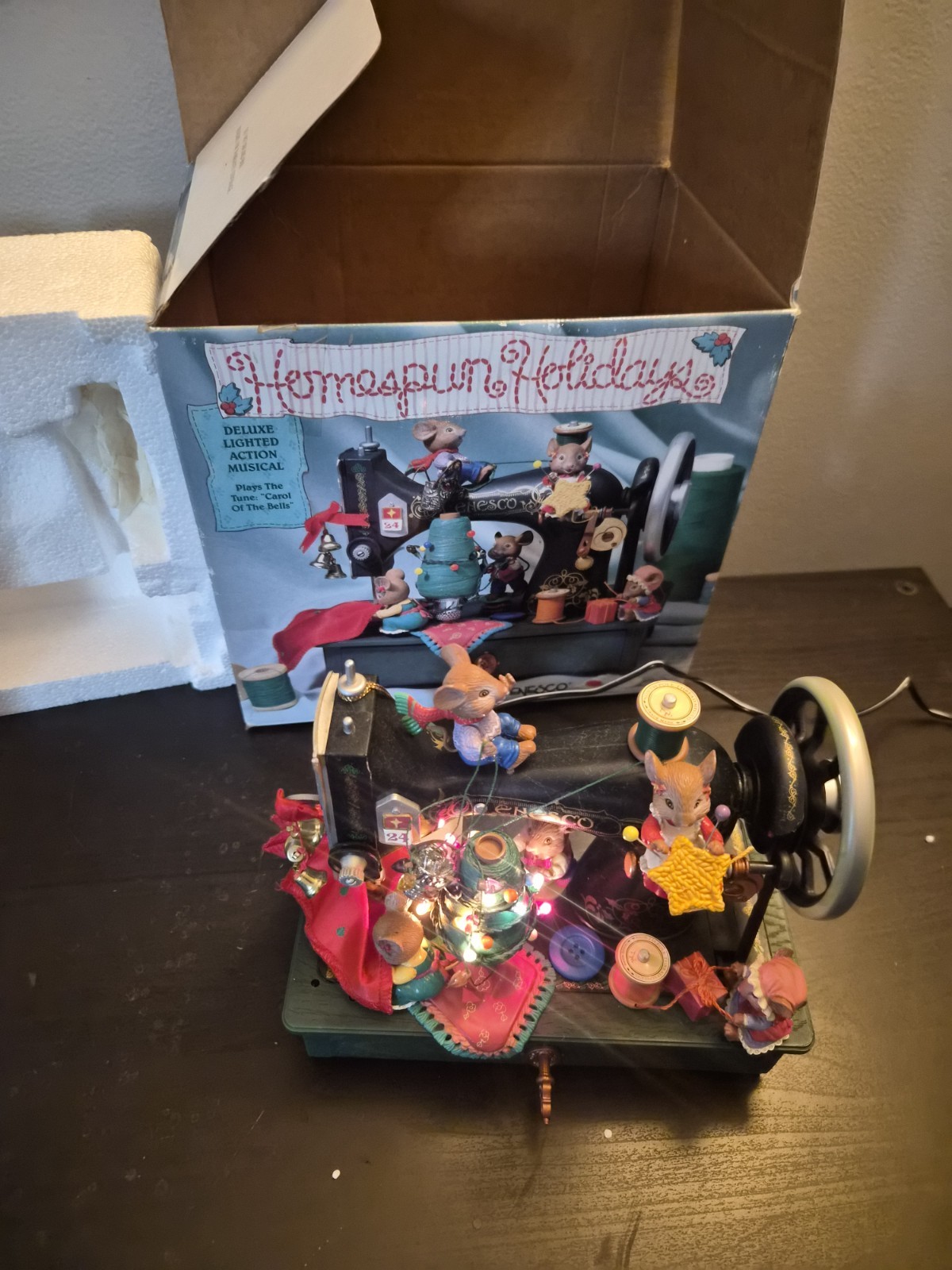Enesco Homespun Holiday Mice Sewing Machine MusicBox Musical IOB Adapter