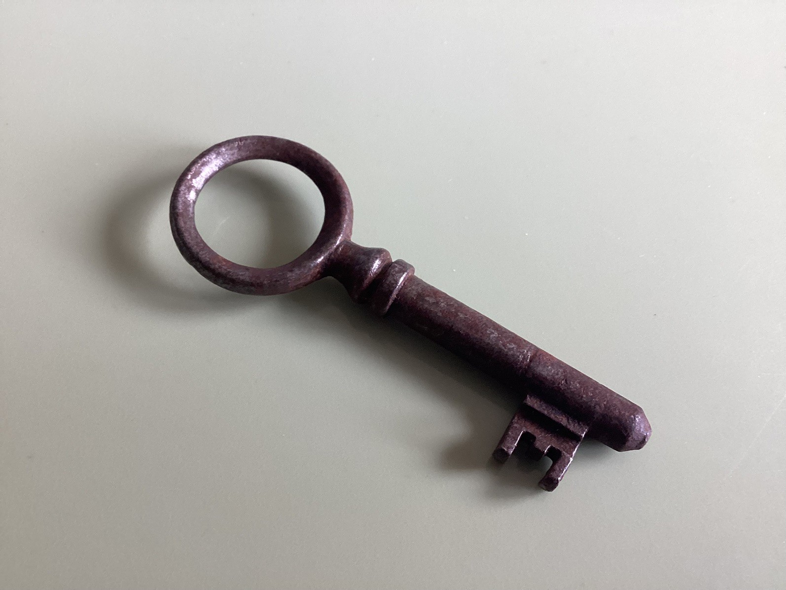 ANTIQUE / VICTORIAN CAST IRON METAL LOCKING KEY WITH DISTINCTIVE FEATURES (34) ANTIQUE / VICTORIAN CAST IRON METAL LOCKING KEY WITH DISTINCTIVE FEATURES (34)